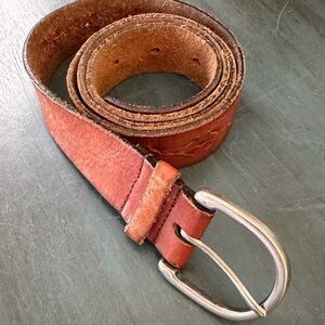 Leather Belt with cut out pattern, reddish brown.